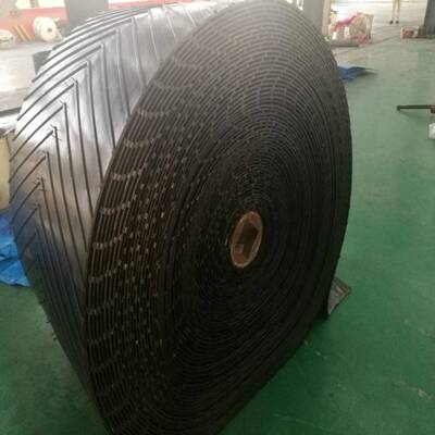Black Chevron Pattern Conveyor Belt 8MPa - 25MPa Heat Resistant Belts For Continuous Conveying