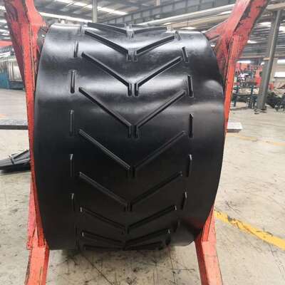 Black Chevron Pattern Conveyor Belt 8MPa - 25MPa Heat Resistant Belts For Continuous Conveying