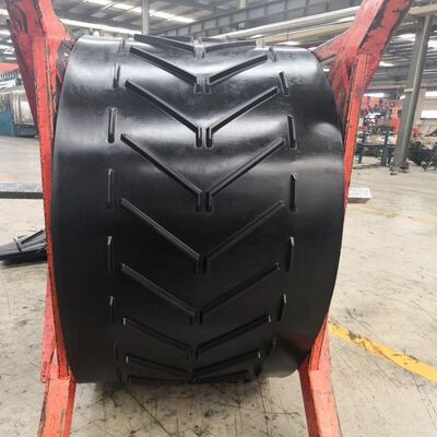 Chevron Pattern Surface Heat Resistant Rubber Conveyor Belt EPDM Rubber Cover
