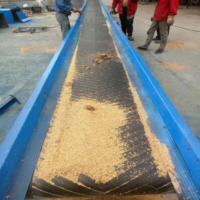 Black Chevron Pattern Conveyor Belt 8MPa - 25MPa Heat Resistant Belts For Continuous Conveying